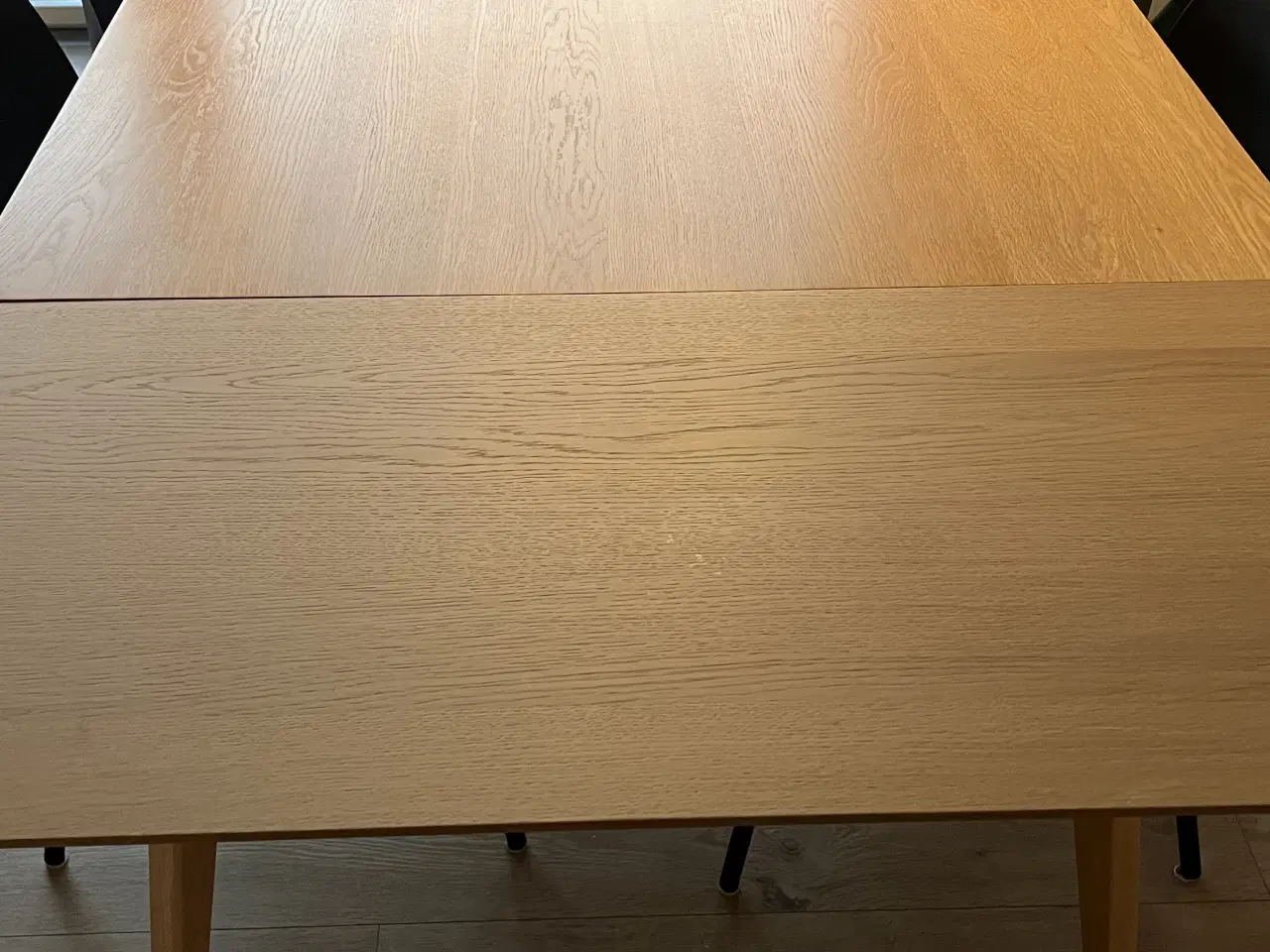 Billede 3 - Spisebord fra JYSK i lys eg med udtræk.