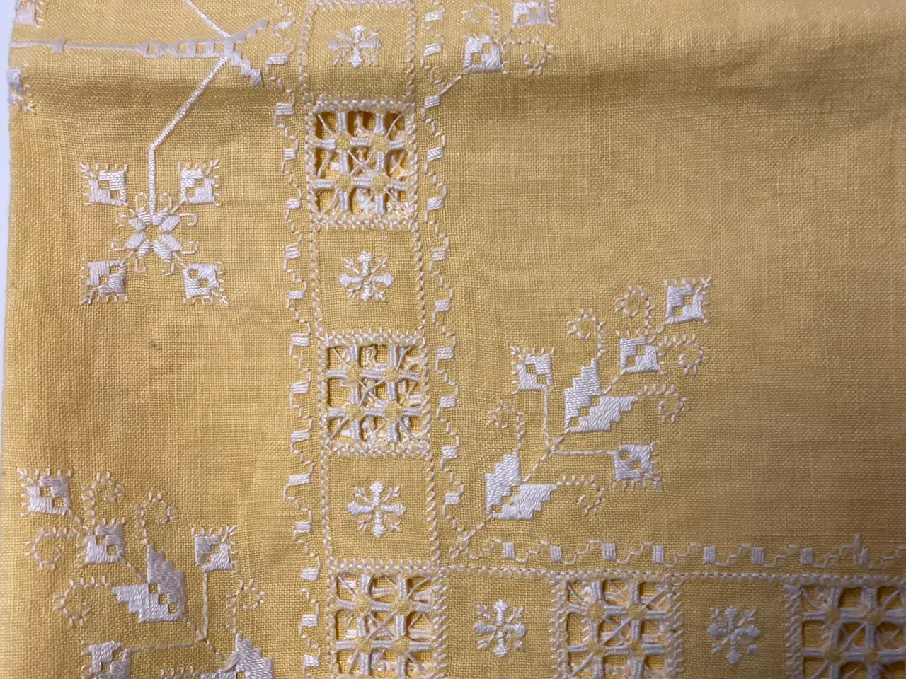 Billede 1 - Dug håndbroderet hardangersyning på hør.