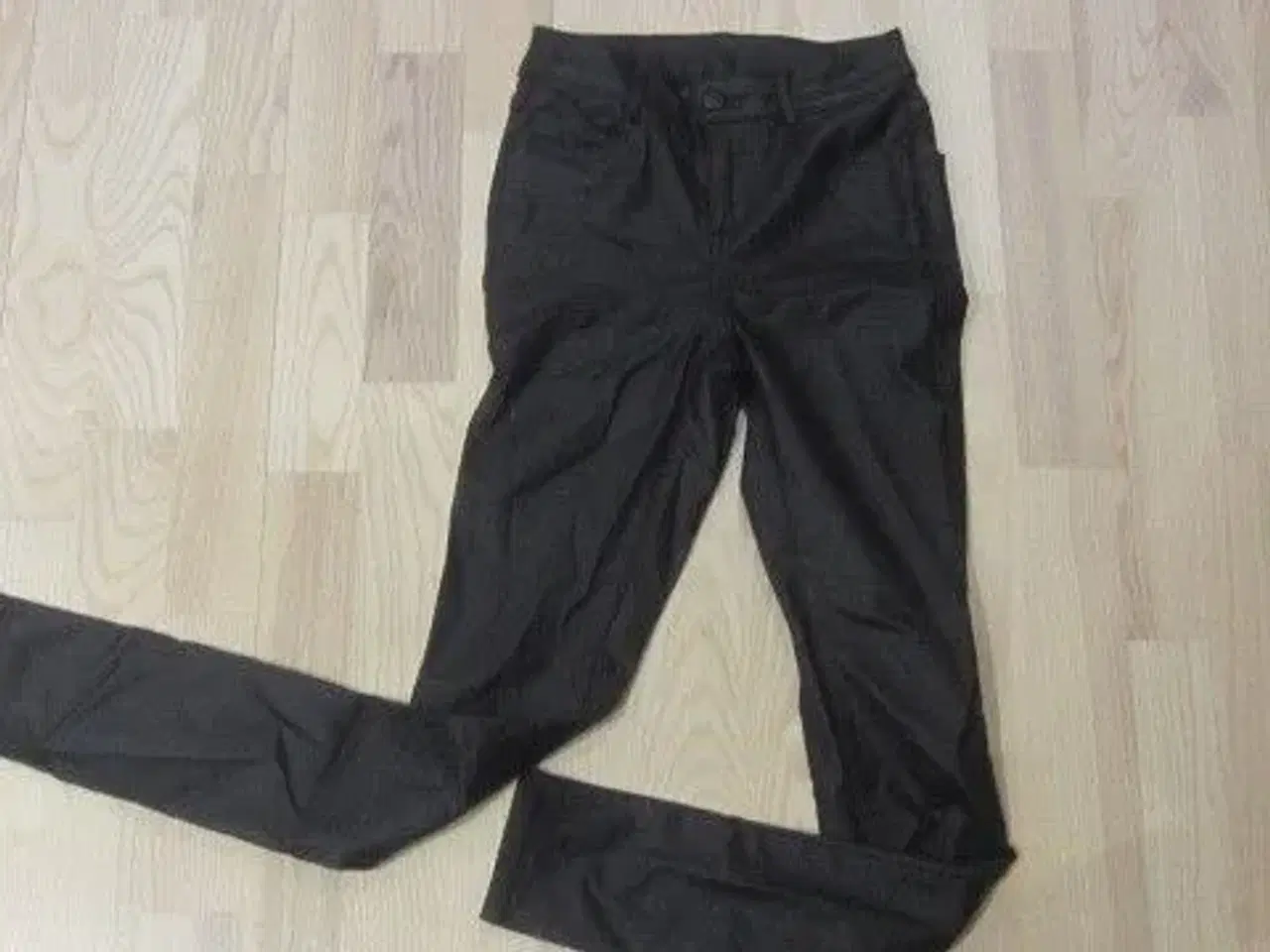 Billede 1 - Str. XS, elastiske bukser i "skind/læder" look