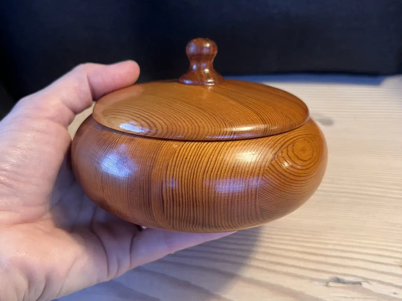 Billede 2 - Charmerende lågkrukke i lakeret træ 