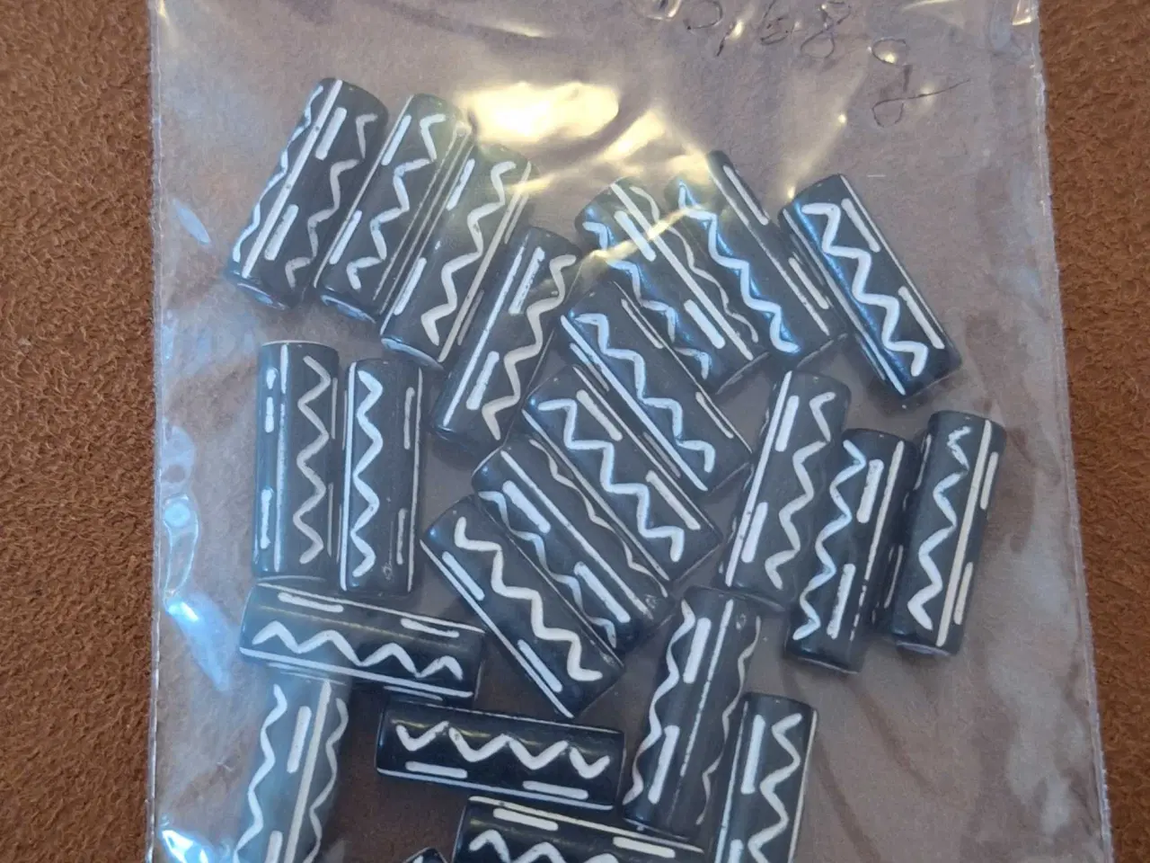 Billede 1 - Sort og hvide perler 