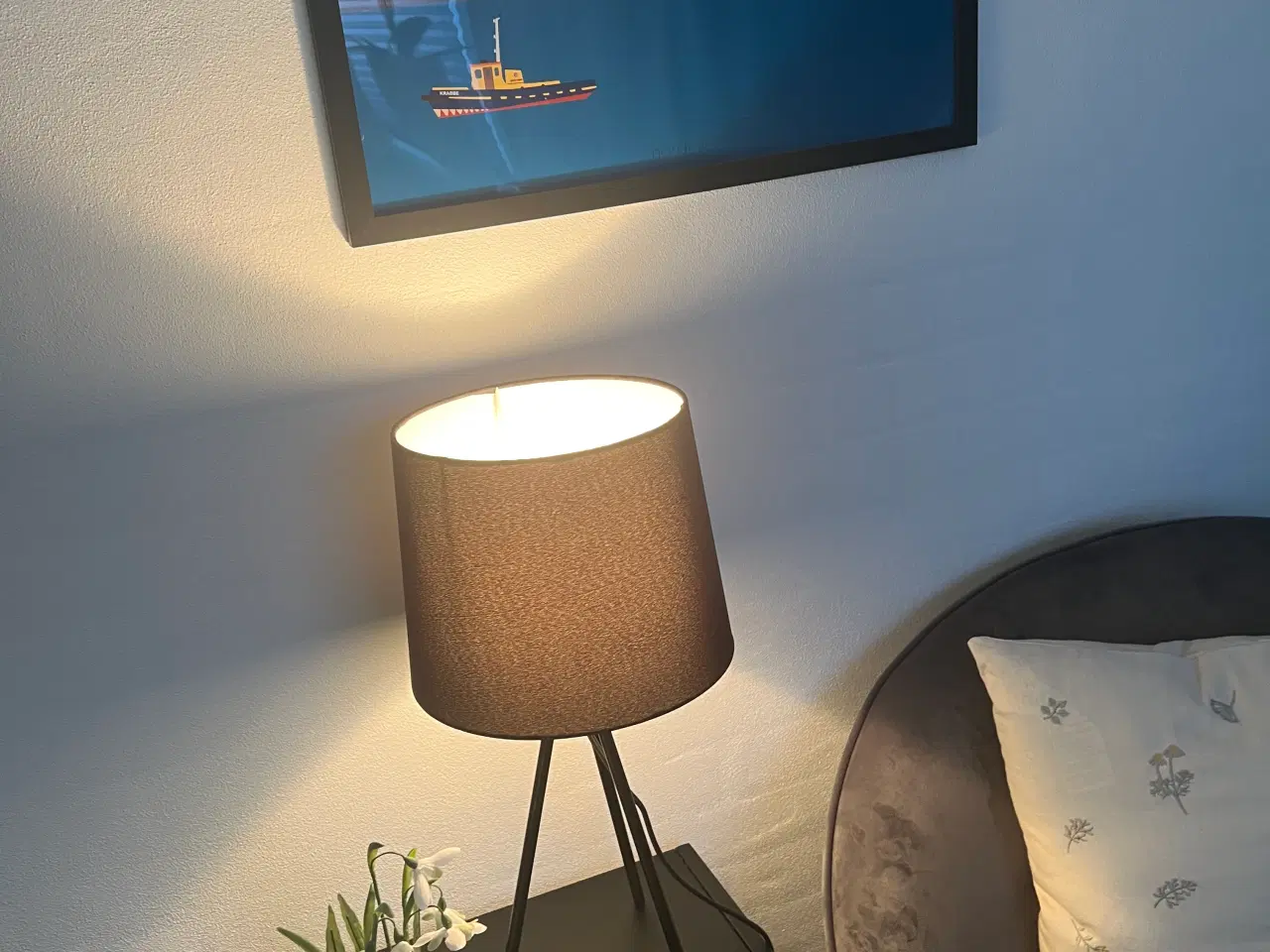 Billede 3 - Sengebord fra IKEA med lampe