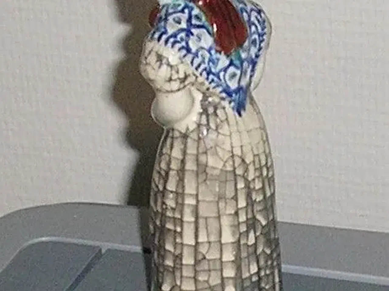 Billede 2 - figur af kvinde med salmebog, glaseret s