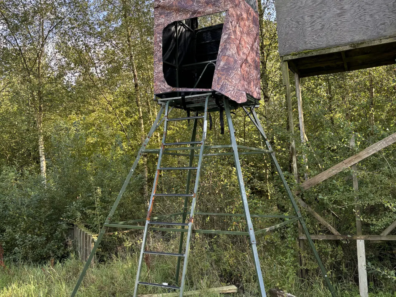 Billede 1 - Fint lukket skydetårn/stige sælges 