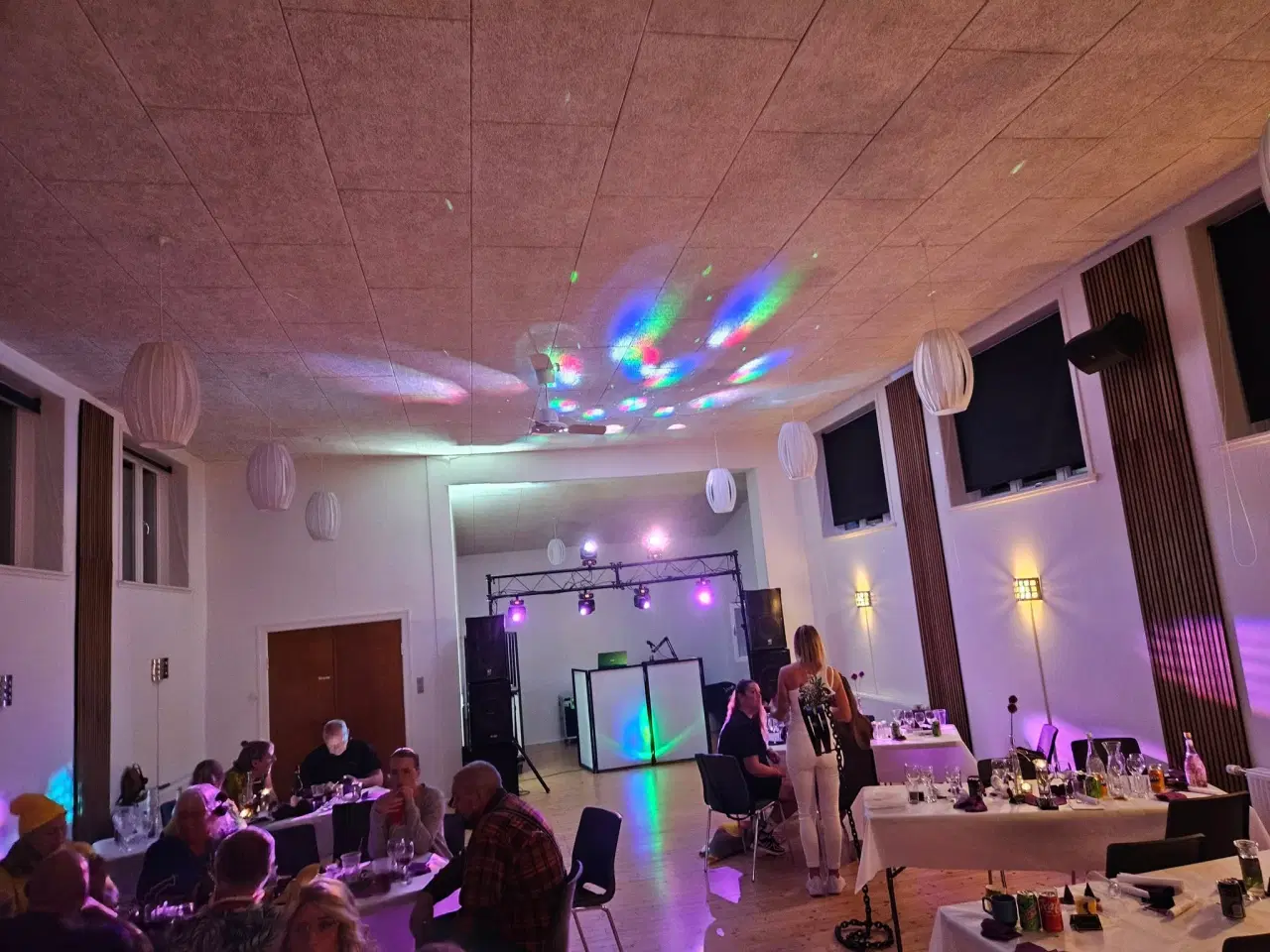 Billede 5 - Komplet Diskotek med DJ udlejes