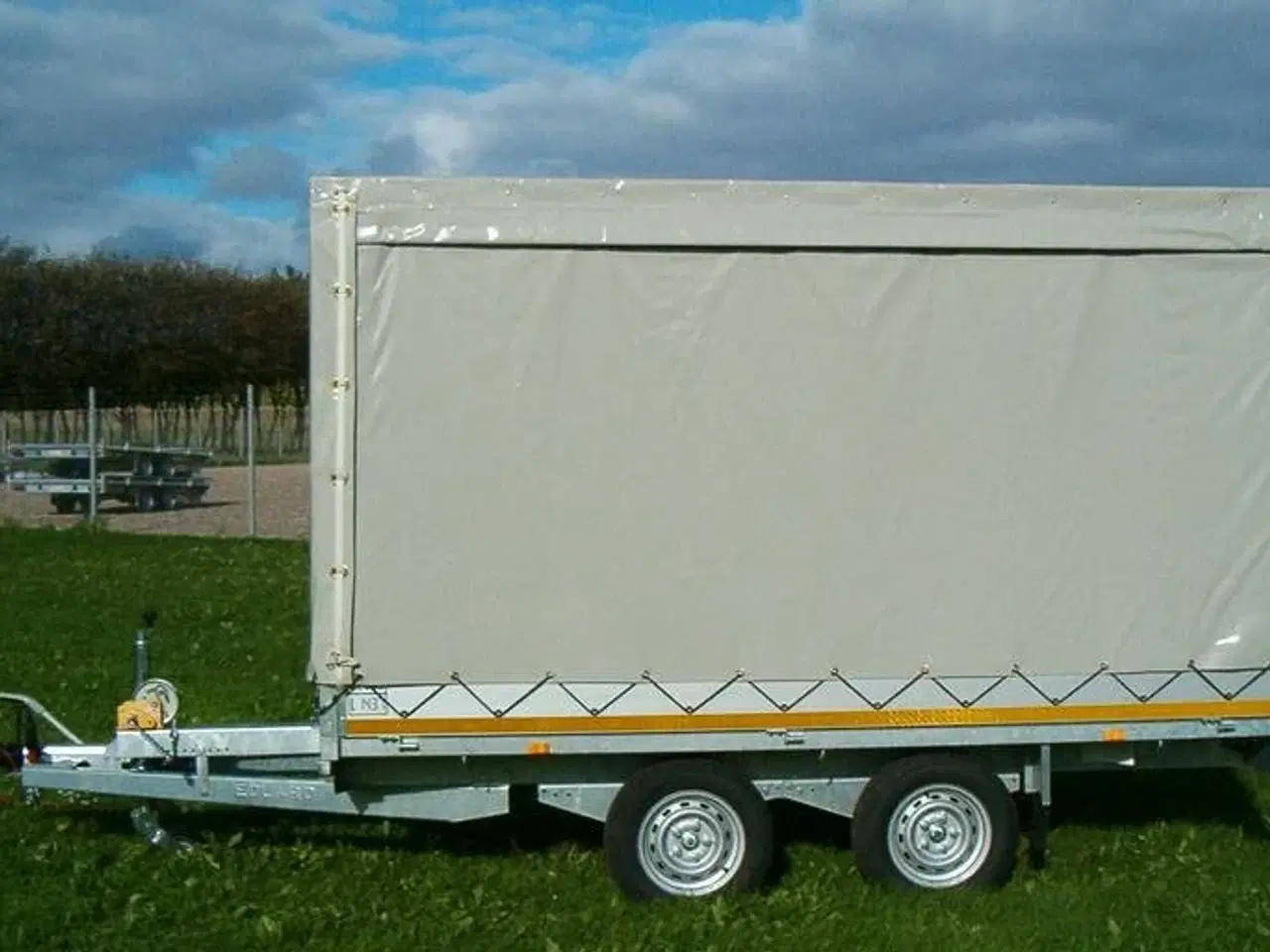Billede 2 - Høj presenning m. gardinsider til Eduard 4018 trailer