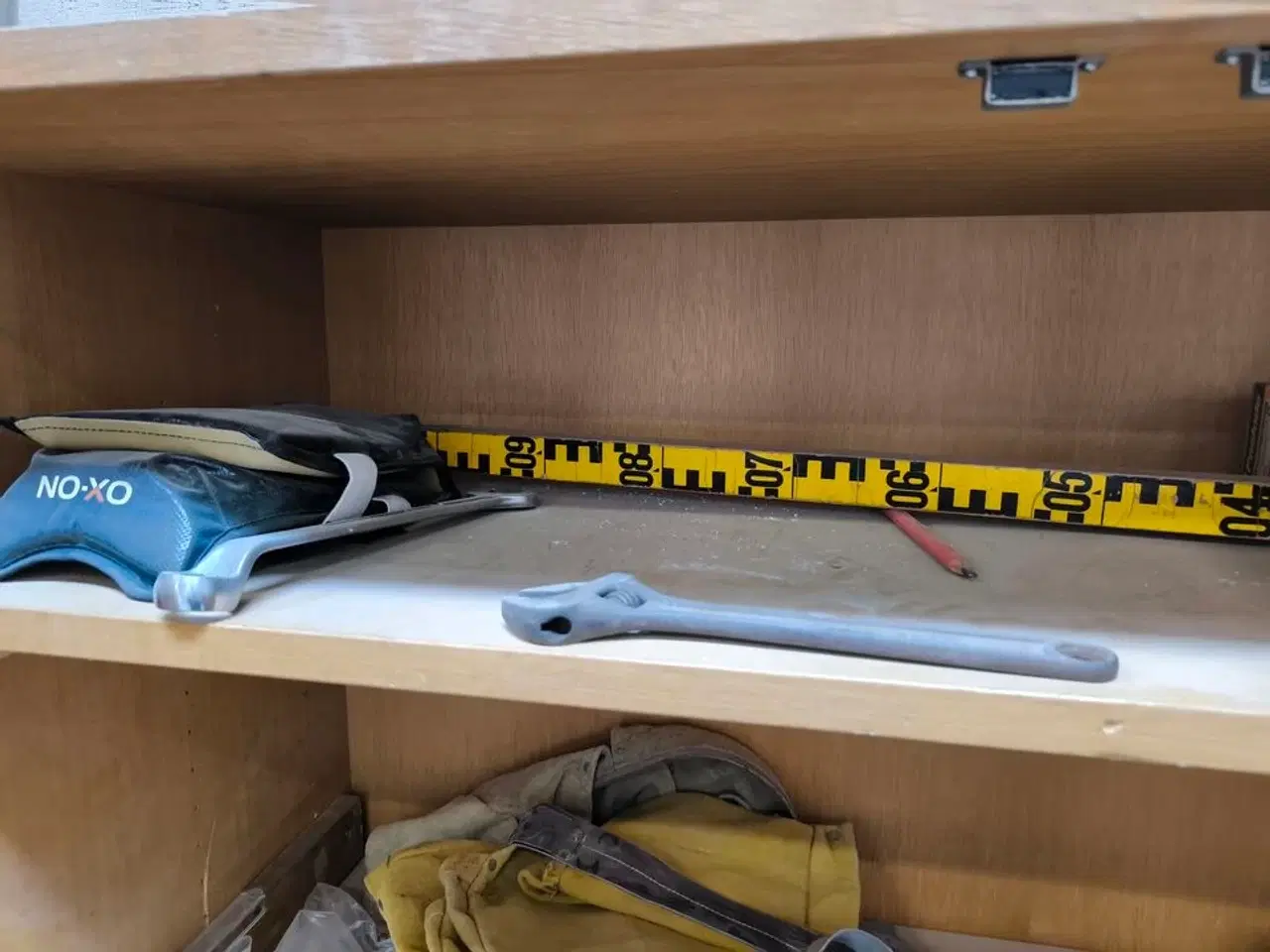 Billede 3 - Indhold i skab