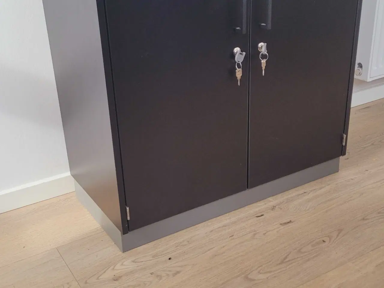 Billede 1 - Kontorskab EFG med 2 tilhørende nøgler