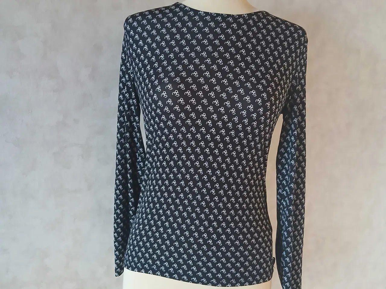 Billede 1 - Mønstret Pieces top/bluse str S 