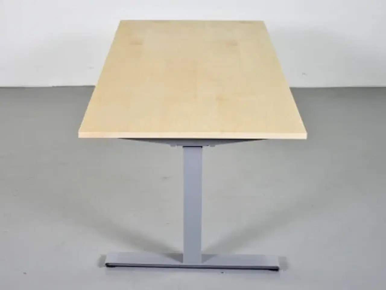 Billede 2 - Kinnarps hæve-/sænkebord med plade i ahorn og gråt stel