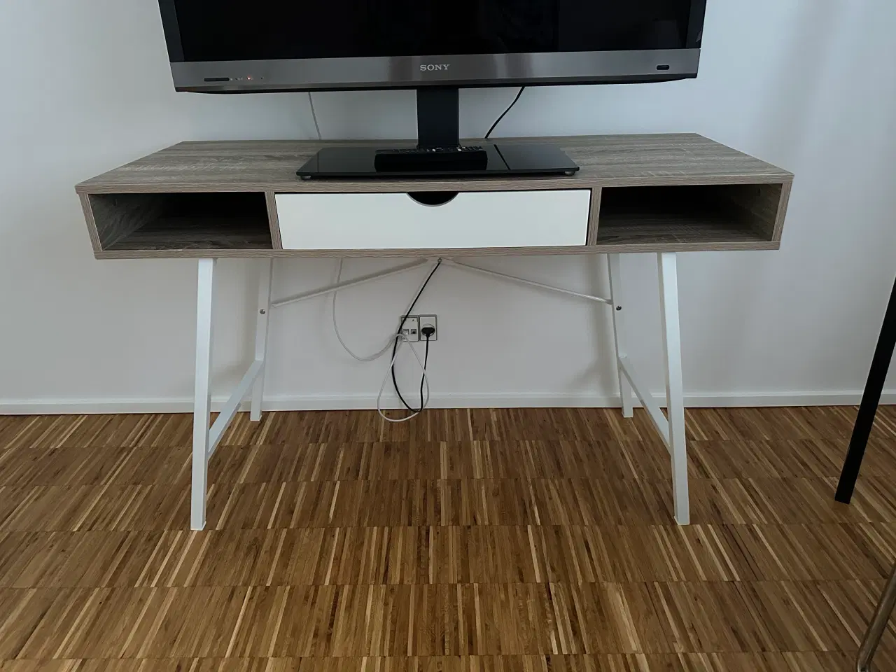 Billede 1 - Skrivebord med skuffe