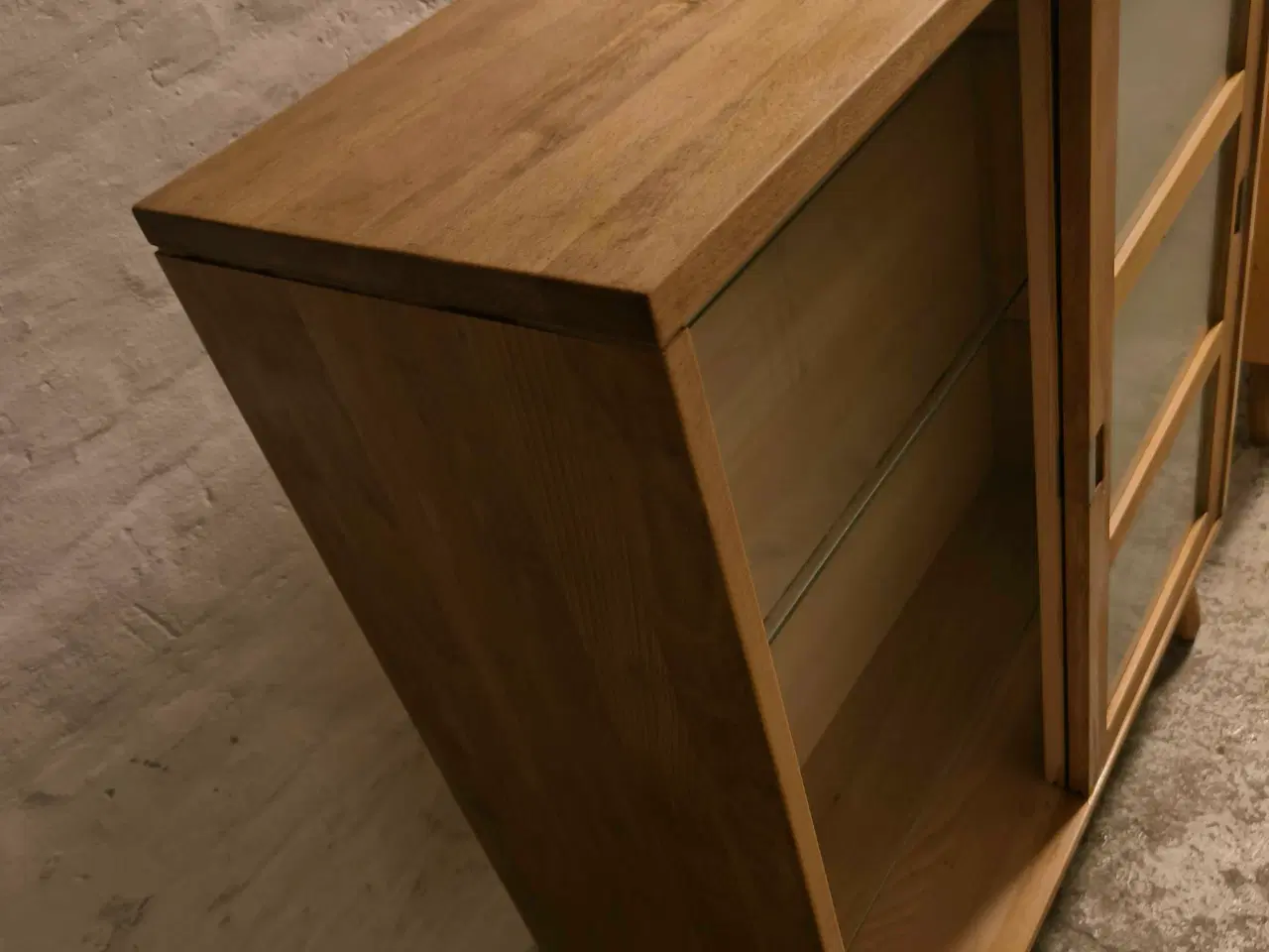 Billede 4 - Smukt vitrineskab med 4 glashylder