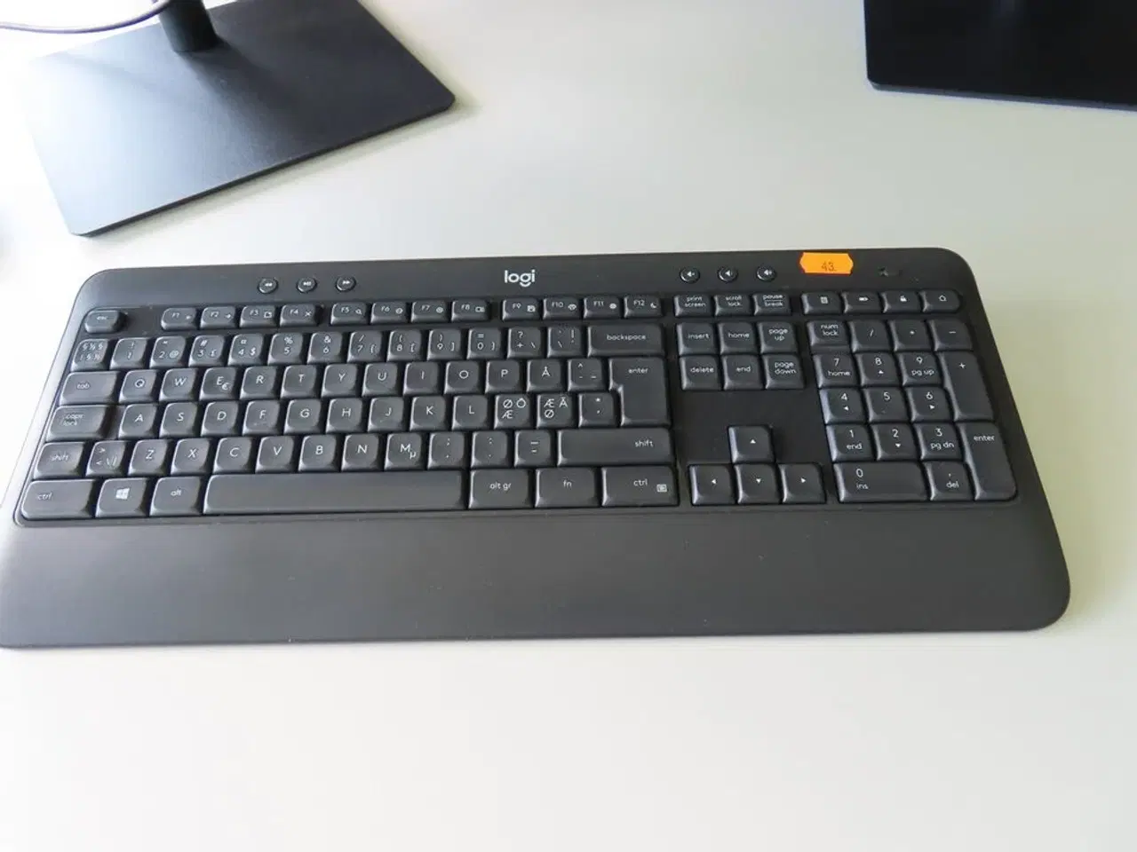 Billede 4 - 2 stk. 27" monitor, SAMSUNG S27R652FDU, docking og tastatur