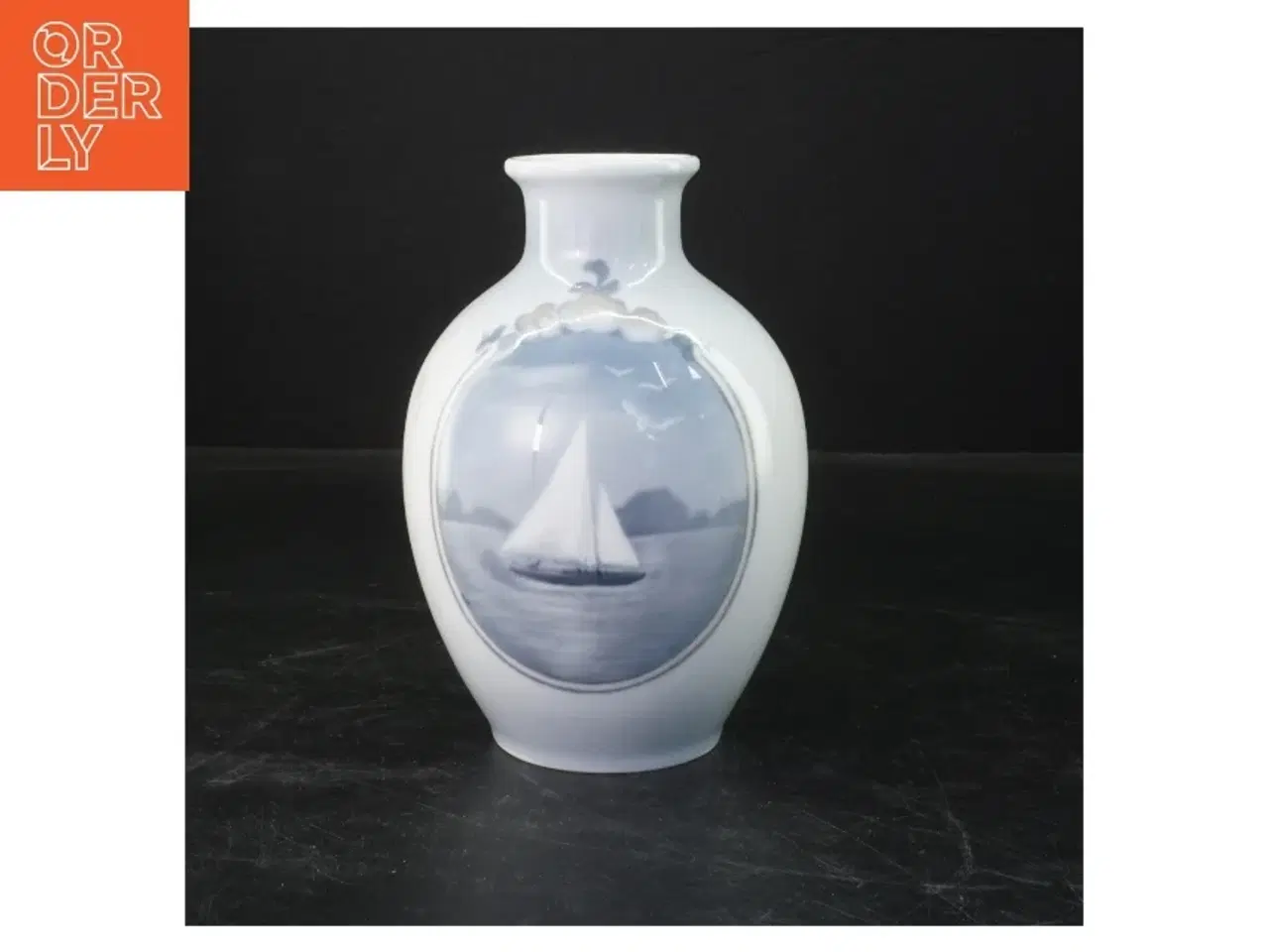 Billede 1 - Porcelæns vase med sejlskibsmotiv fra Royal Copenhagen (str. 17 cm)