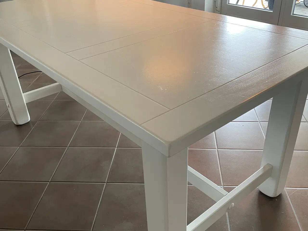 Billede 3 - Spisebord i massiv træ lakeret