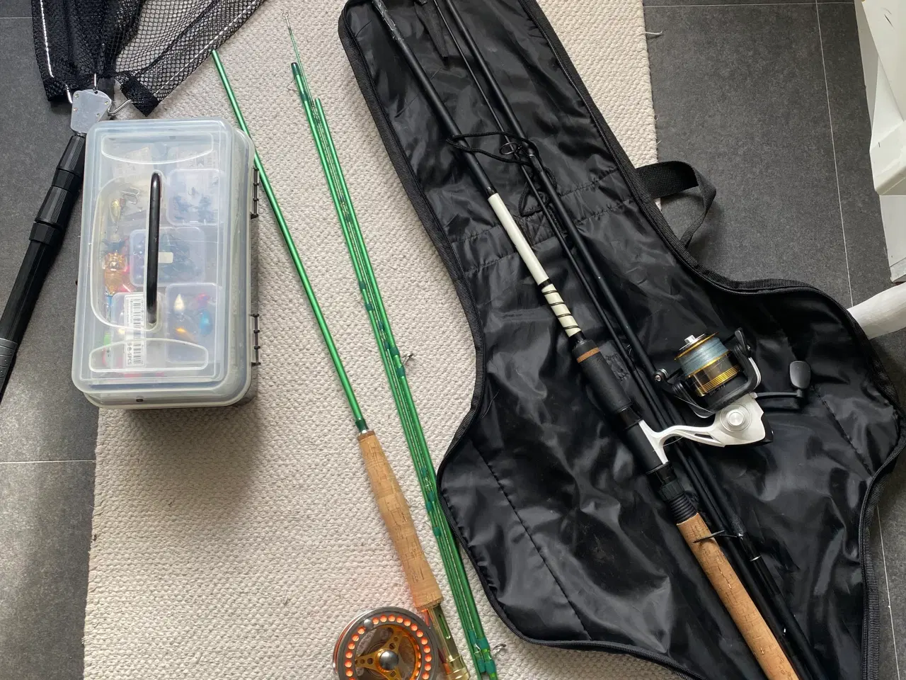 Billede 1 - fiskestang x2, net og kasse med diverse