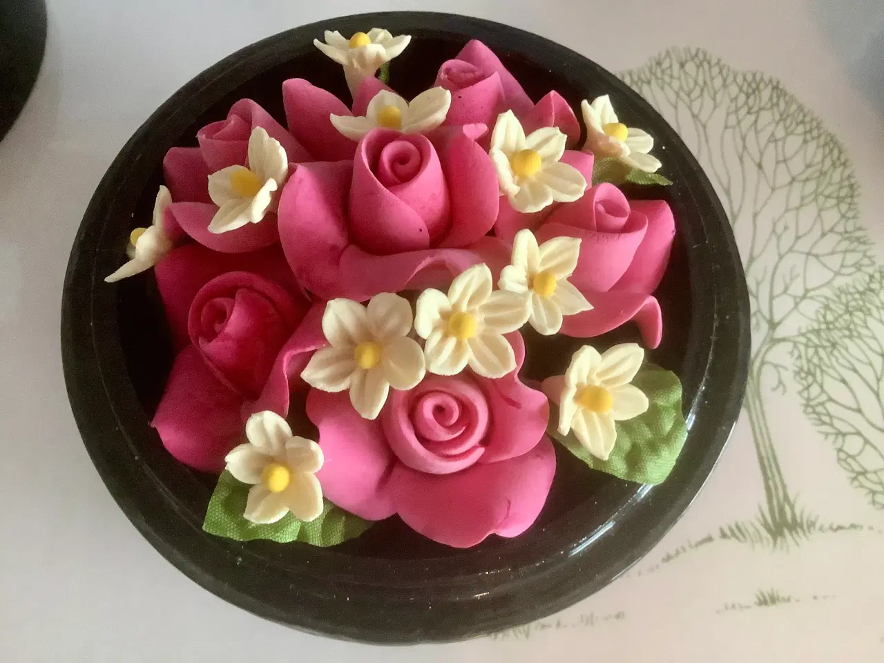 Billede 2 - Smukt lakskrin med håndmalet blomster.