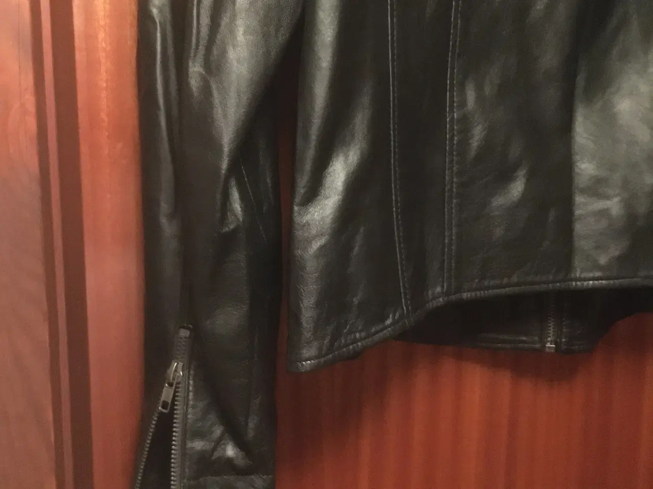 Billede 3 - Sort skindjakke med mange lynlåse