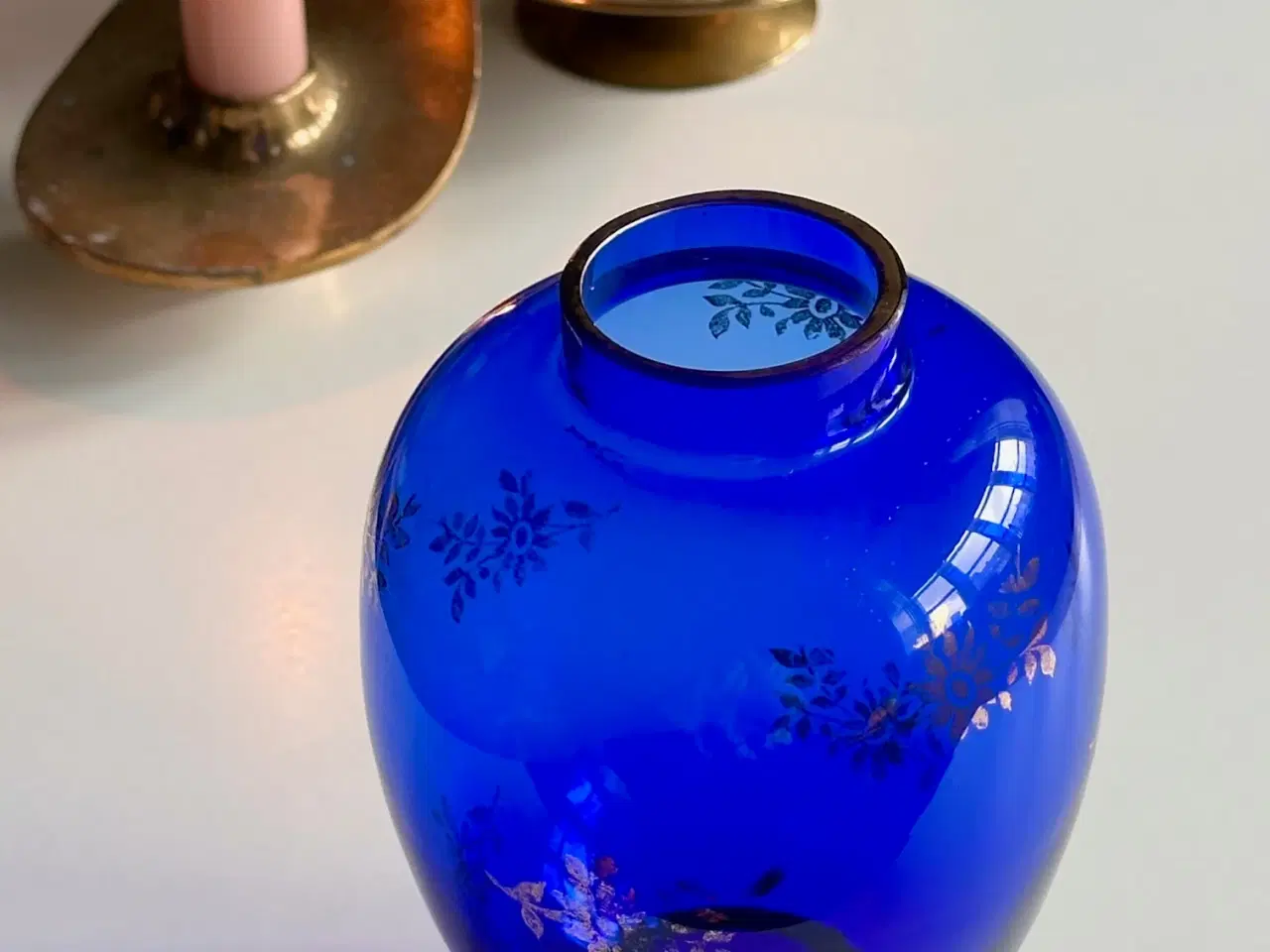 Billede 2 - Koboltblå glasvase m gyldent print