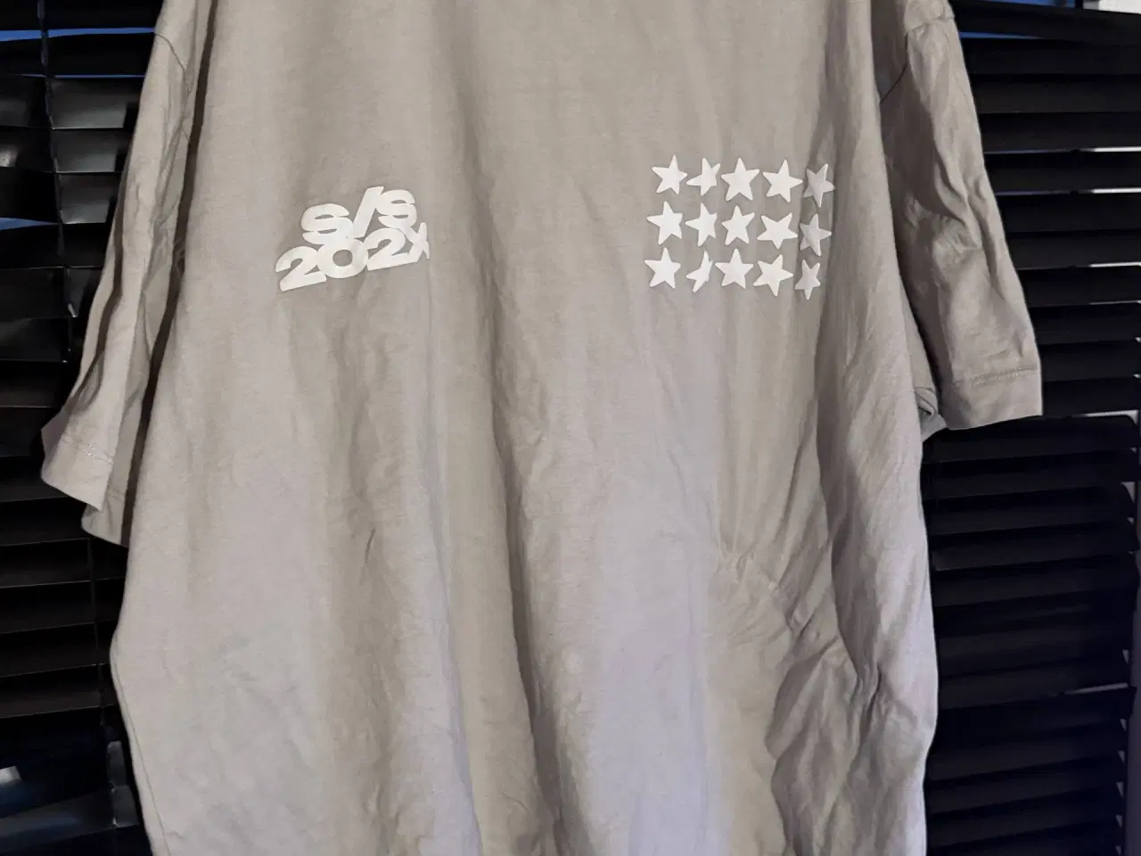 Billede 1 - H&M Loose Fit T-shirt - Grå med stjerner