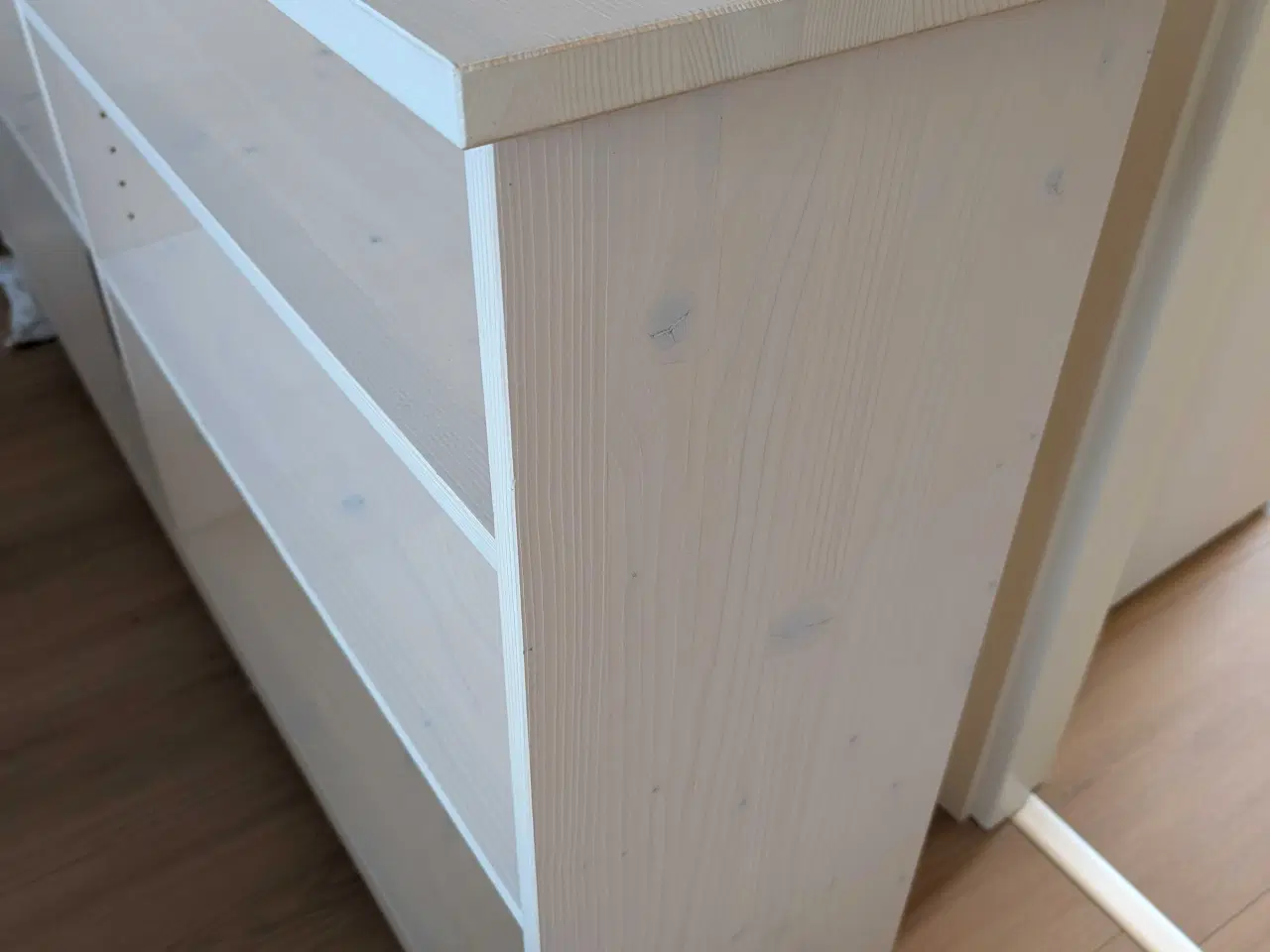 Billede 4 - Reol hvidpigmenteret med justerbare hylder