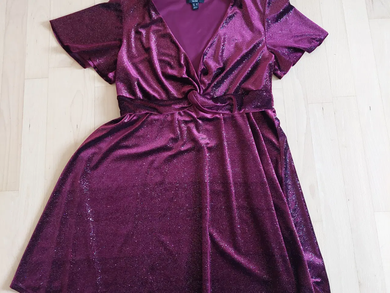 Billede 3 - Bordeaux kjole med glimmer 