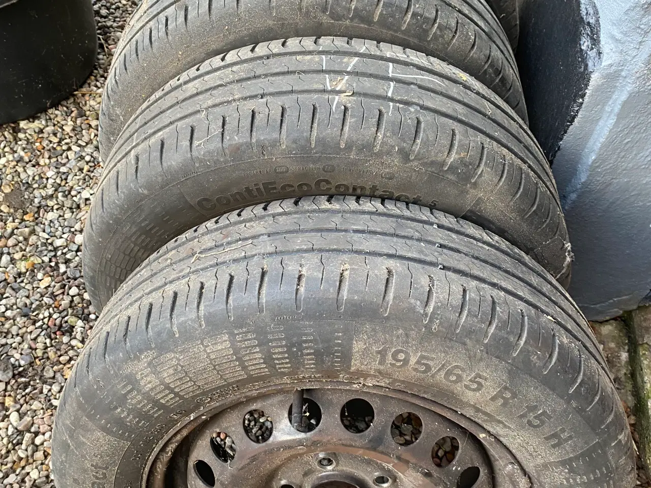 Billede 3 - Sommerdæk på fælg 4 stk, sælges kun fordi alufælge