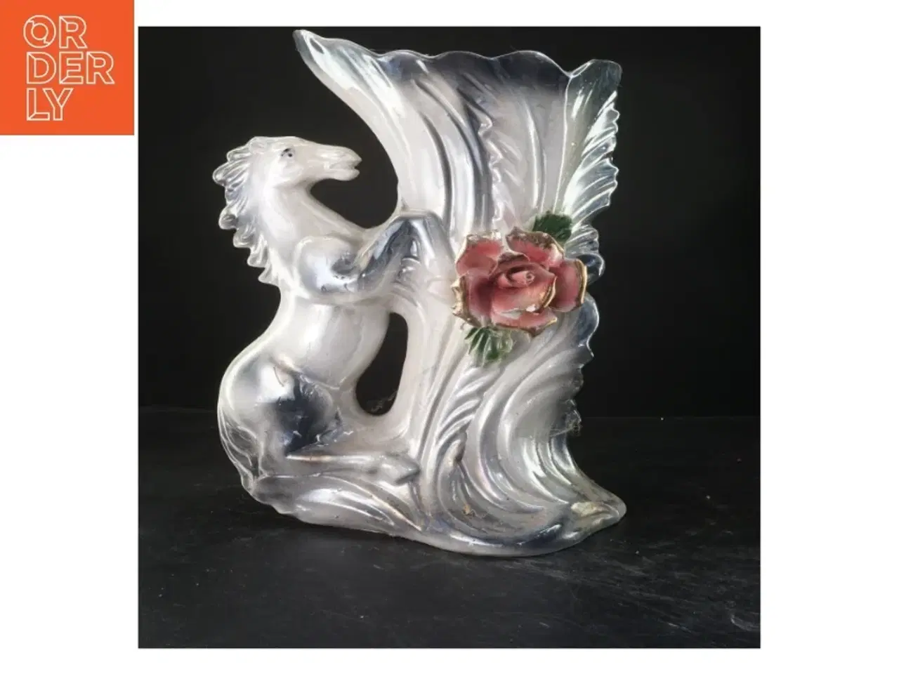 Billede 1 - Dekorativ figurvase med hest og blomst (str. 42x27 cm)