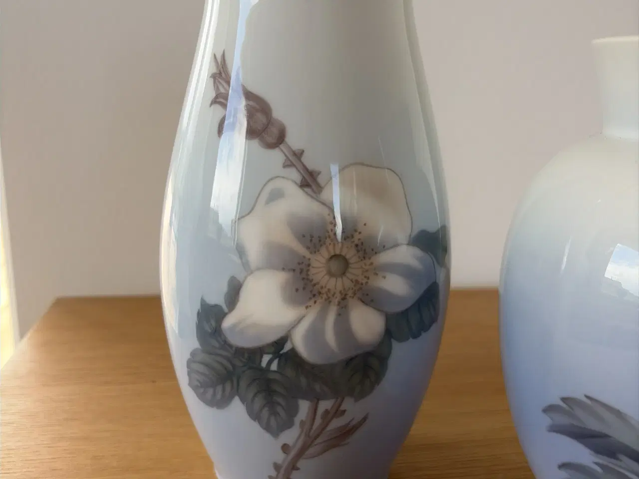 Billede 3 - To fine Bing & Grøndahl vaser i porcelæn med maled