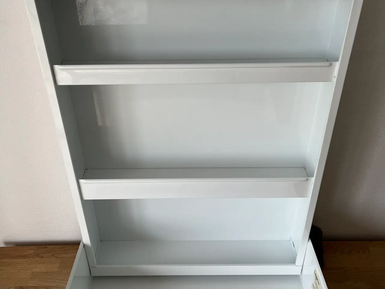 Billede 8 - Væghængt puslebord i hvid metal, BabyDan