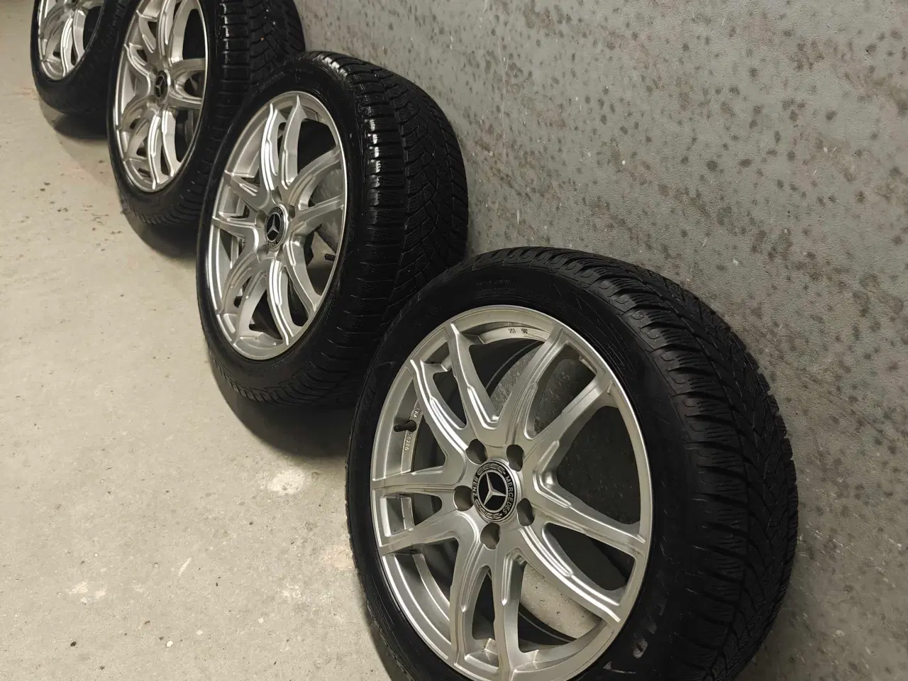 Billede 2 - 4 stk Vinterdæk 225/50R17 – Goodyear – God stand