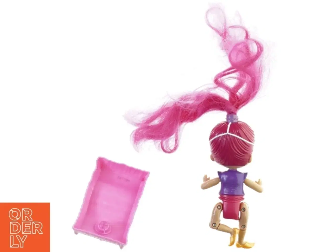 Billede 2 - Dukke på flyvende tæppe fra Mattel (str. 17 x 6 cm)