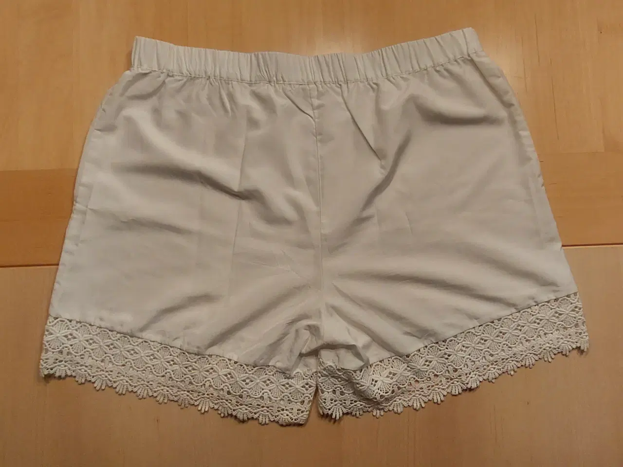 Billede 2 - Lækre bløde shorts i elfenbensfarve sælges