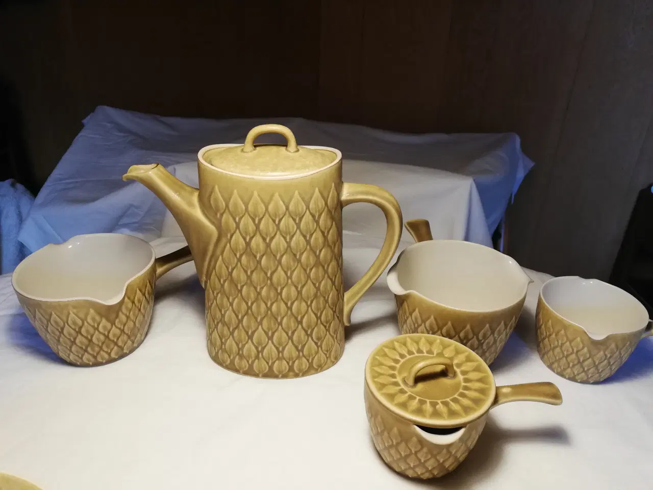 Billede 5 - Relief stentøj kaffekande, tallerkener, kopper m. 