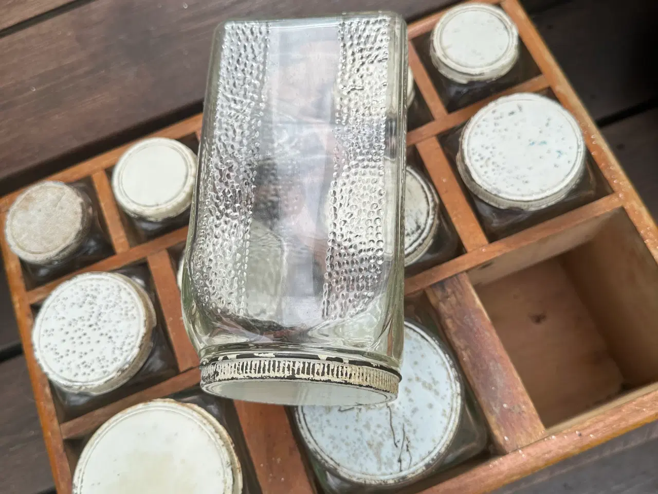 Billede 7 - Retro krydderihylde med 12 glas – vintage køkkenop