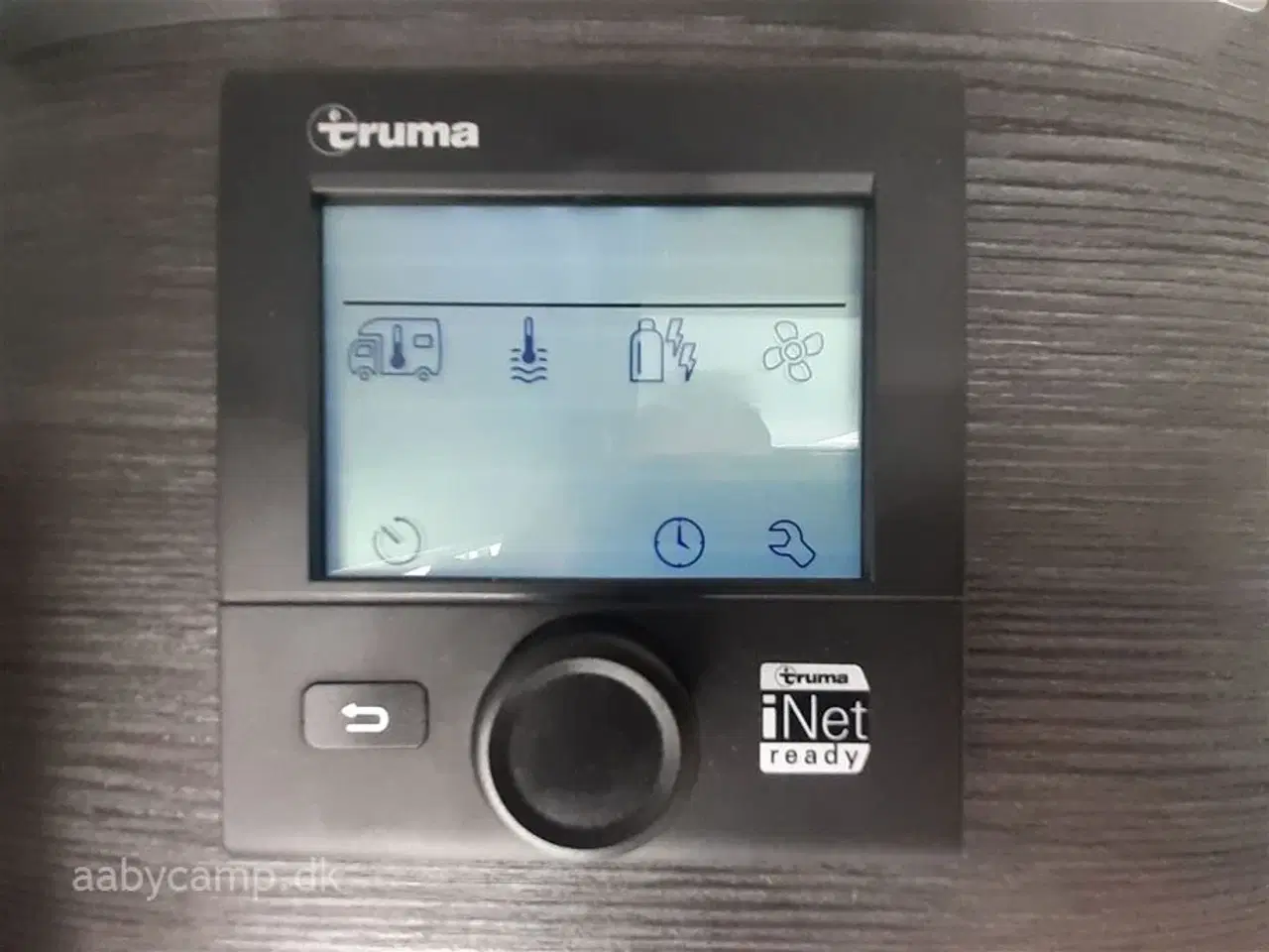 Billede 21 - 2022 - Benimar Mileo 261 NK   Automatgear. NK. pakke. varme på spildevands tanken. plisse i førehuset. solceller. lithium batterier. maxfann. clesana toilet. kompressor køleskab.