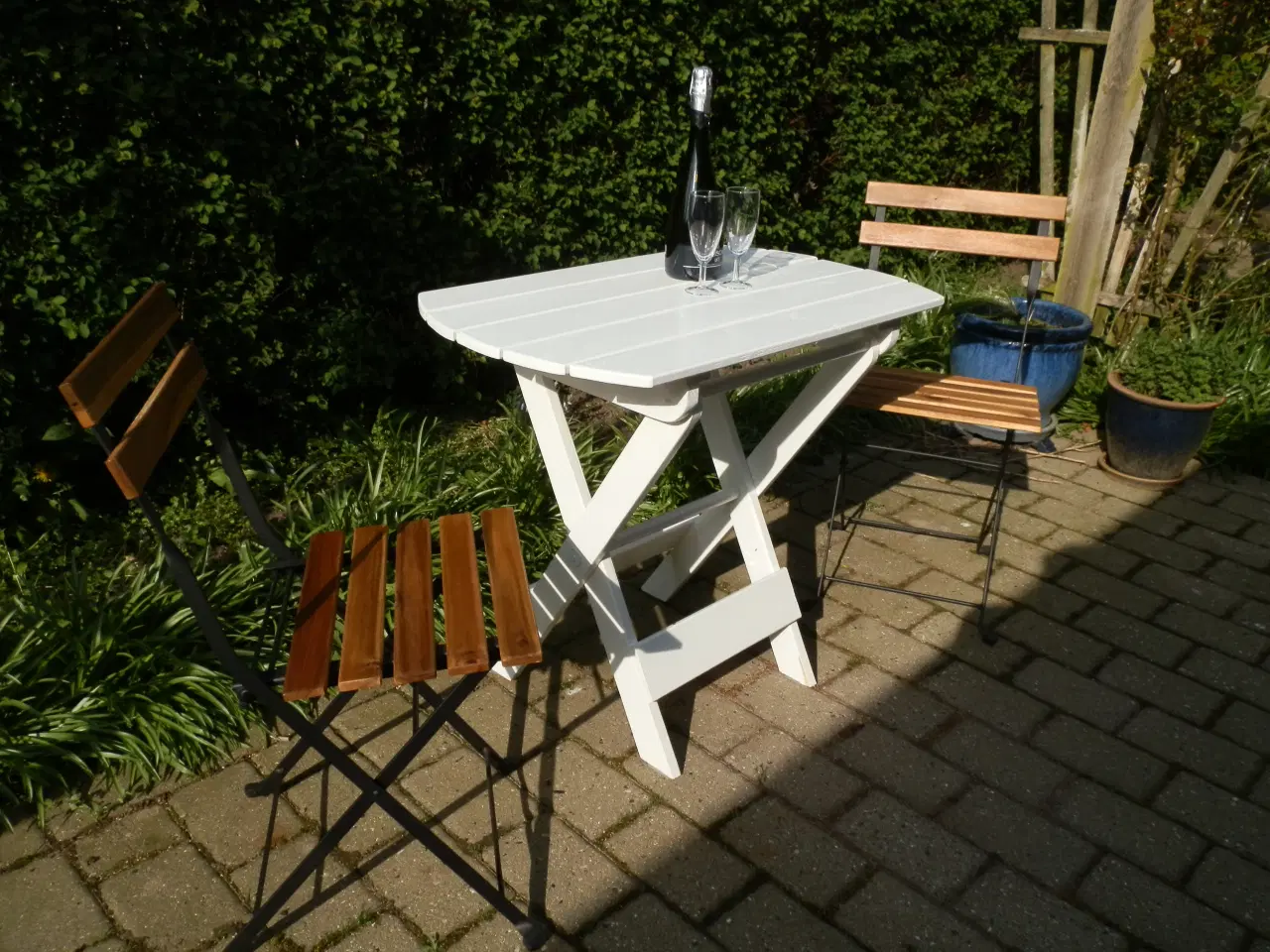 Billede 4 - Sødt lille havebord Hvidmalet og Sammenklappelig