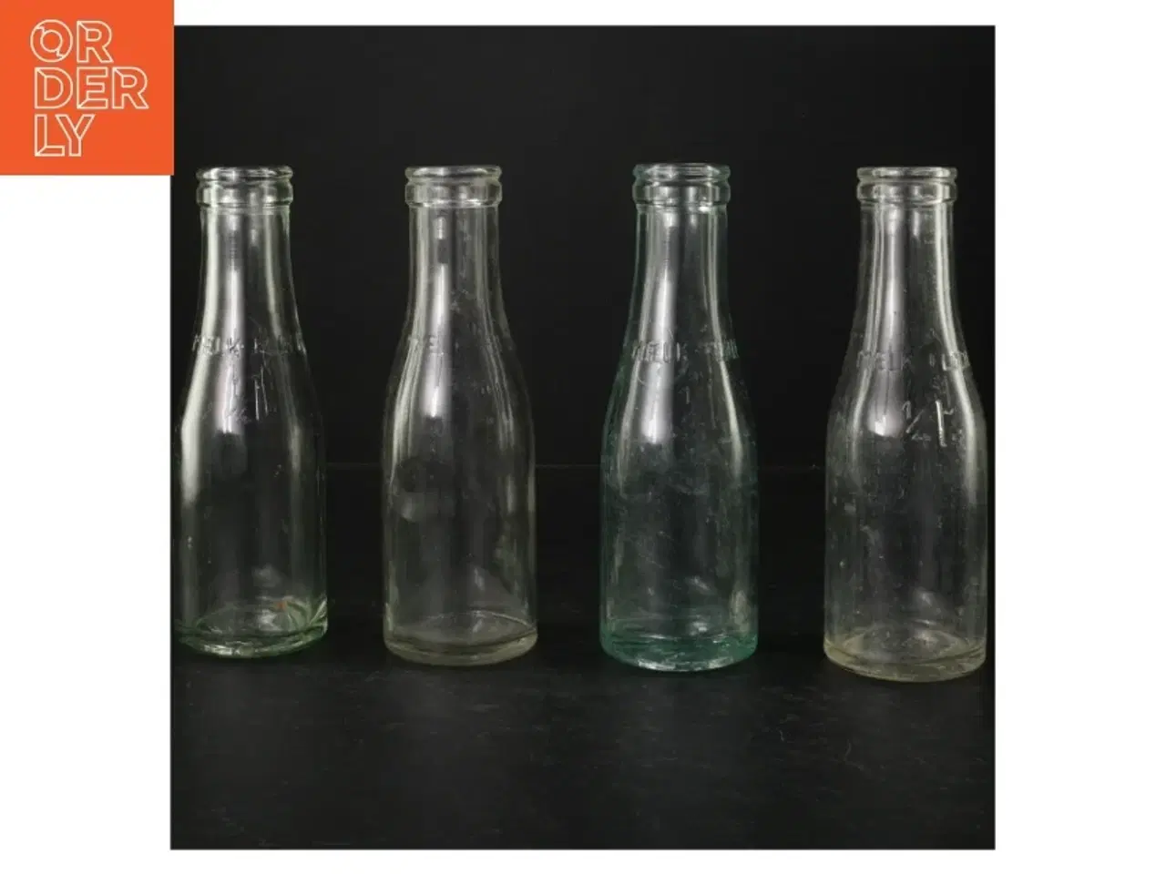 Billede 1 - Gamle glasflasker med præget logo (str. H. 19 cm. 250 ml)