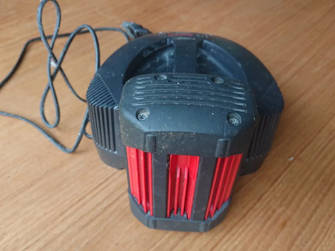 Billede 1 - Batteri og lader til Bosch plæneklipper