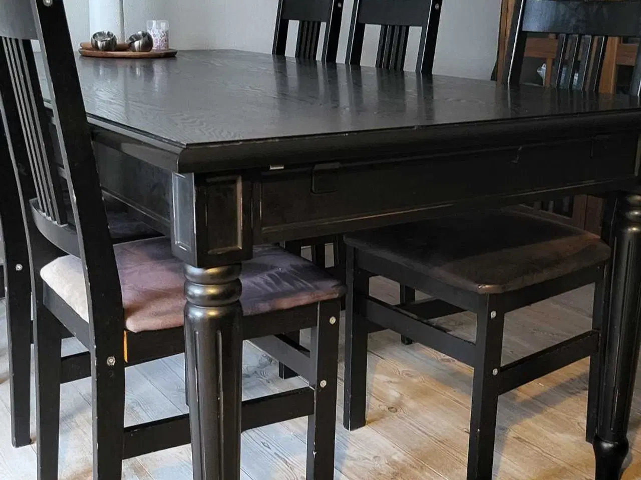 Billede 4 - Smukt sort spisebord med udtræk