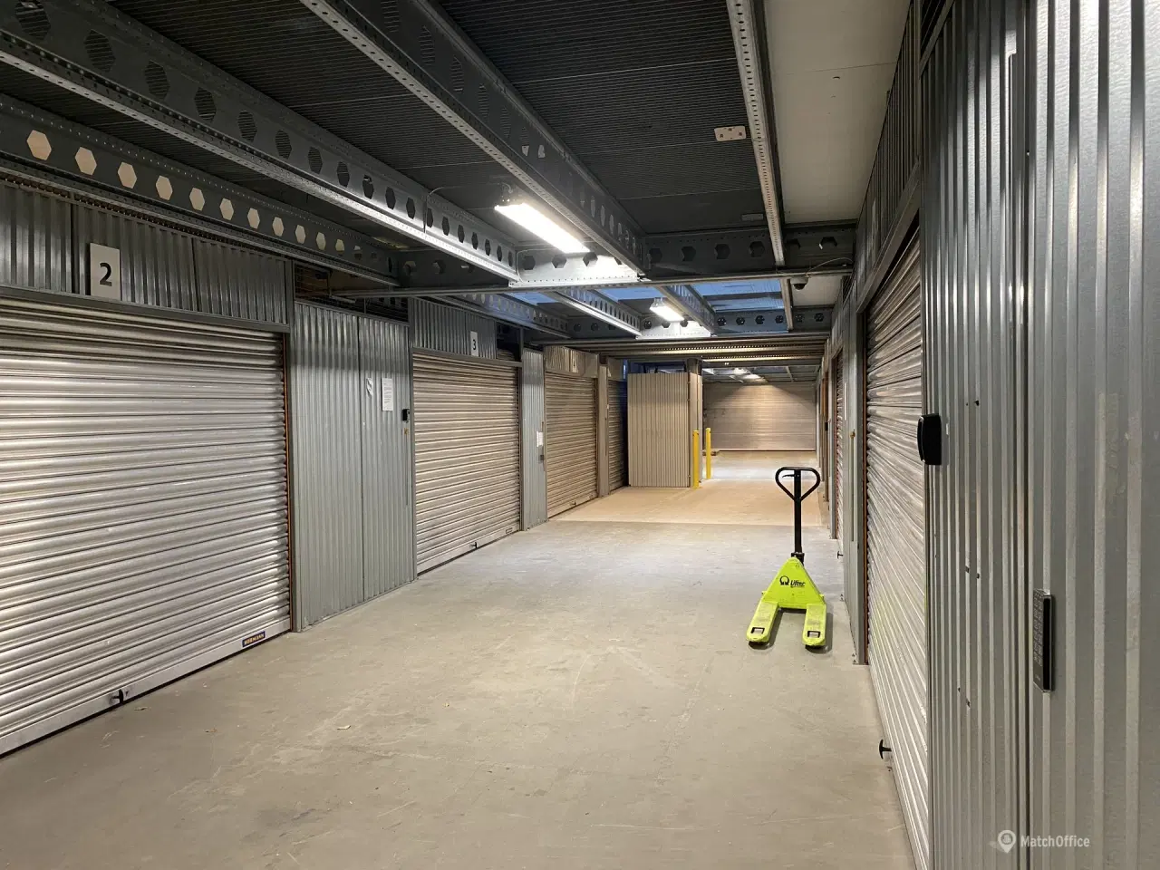 Billede 9 - Rummeligt tørt lager i gadeplan med port - bil kan køres helt til lager