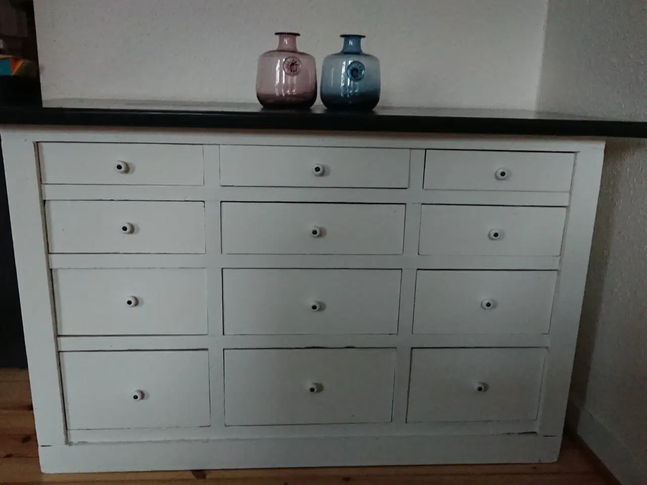 Billede 1 - Smuk kommode/sofabord i hvid med skuffer