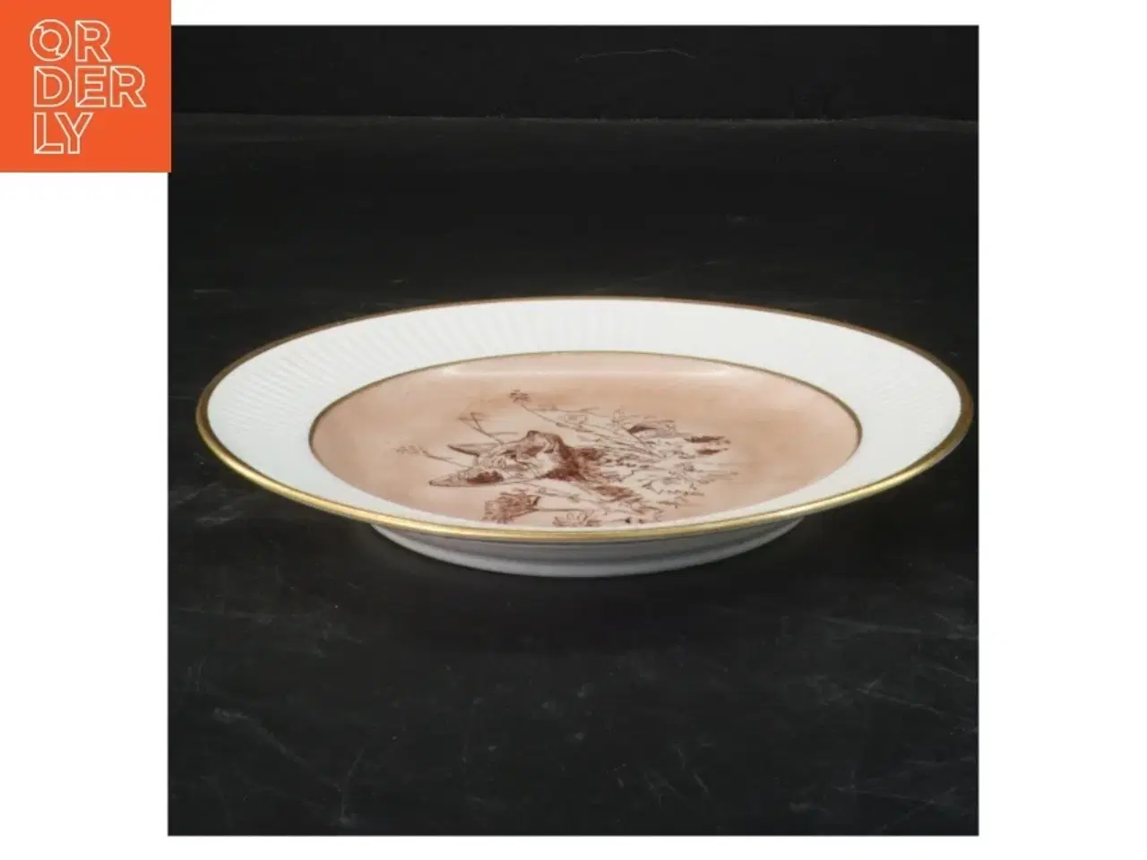 Billede 2 - Dekorativ tallerken med hundemotiv fra Royal Copenhagen (str. Ø 17,5 cm)