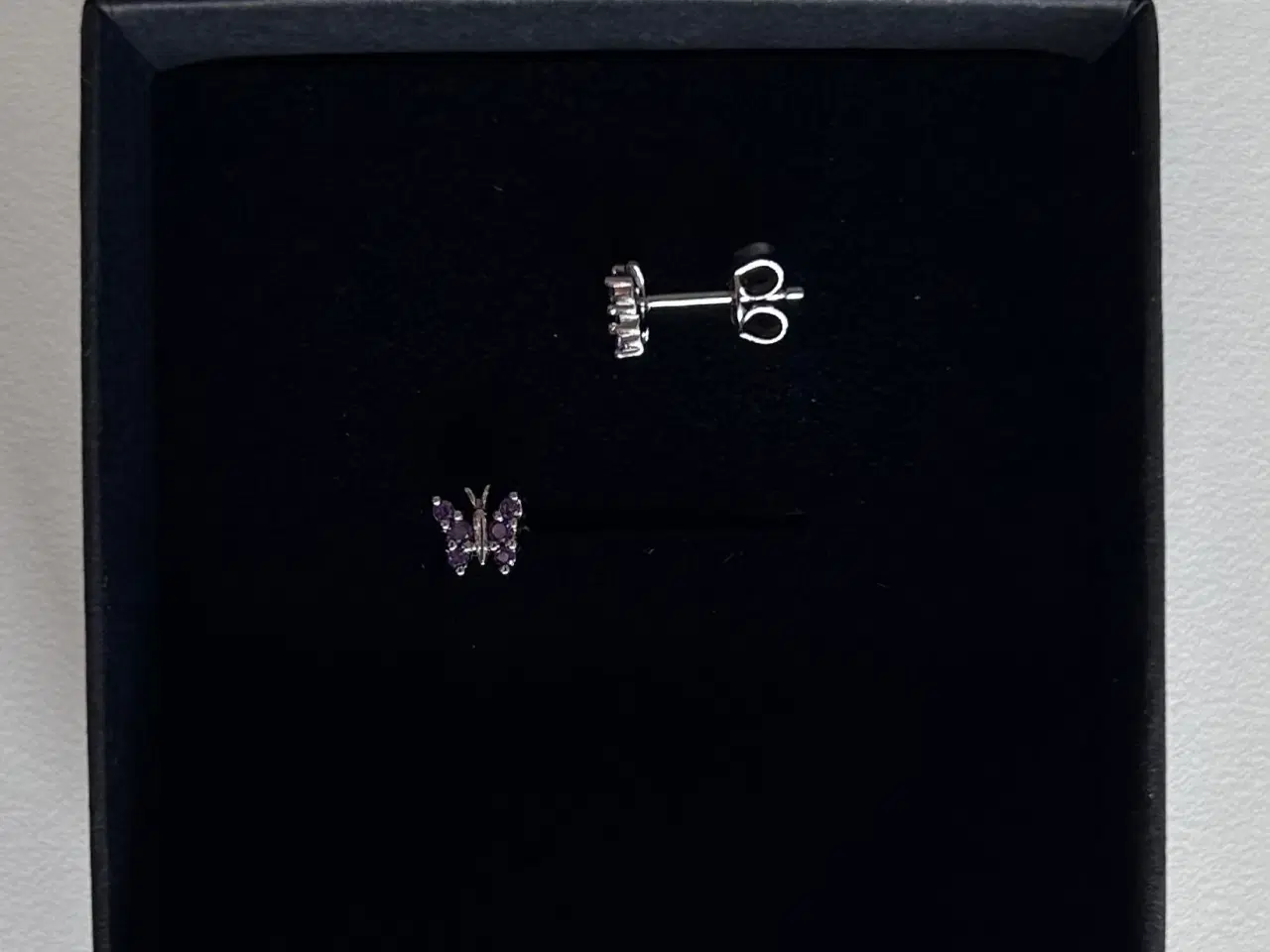 Billede 3 - Sommerfugle øreringe, sølv med lilla zirkon - NYE