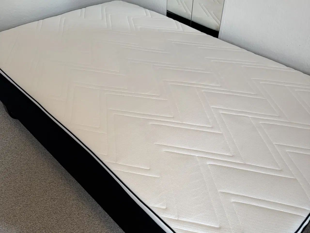 Billede 1 - DreamZone boksmadras på sorte træ-meder