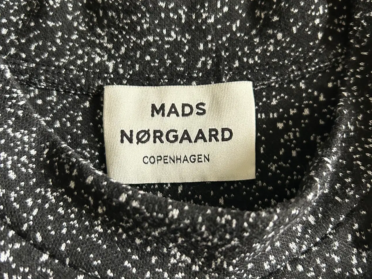 Billede 4 - Flot MADS NØRGAARD bluse i blå og hvid med kort ær