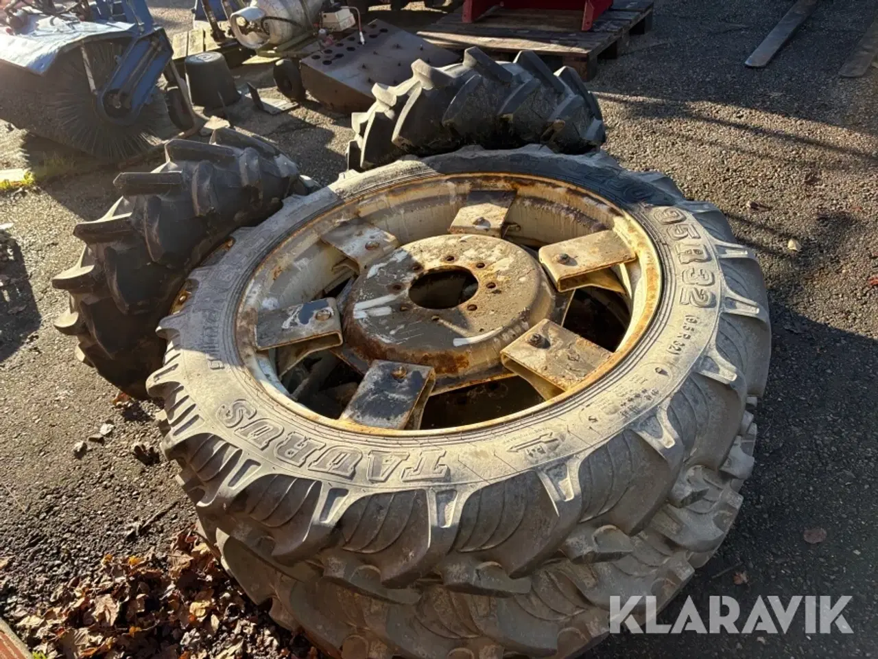 Billede 3 - Traktor dæk 230/95 R32  4 styk