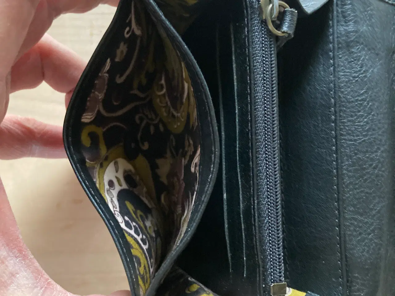 Billede 6 - Flot lille damepung i sort skind