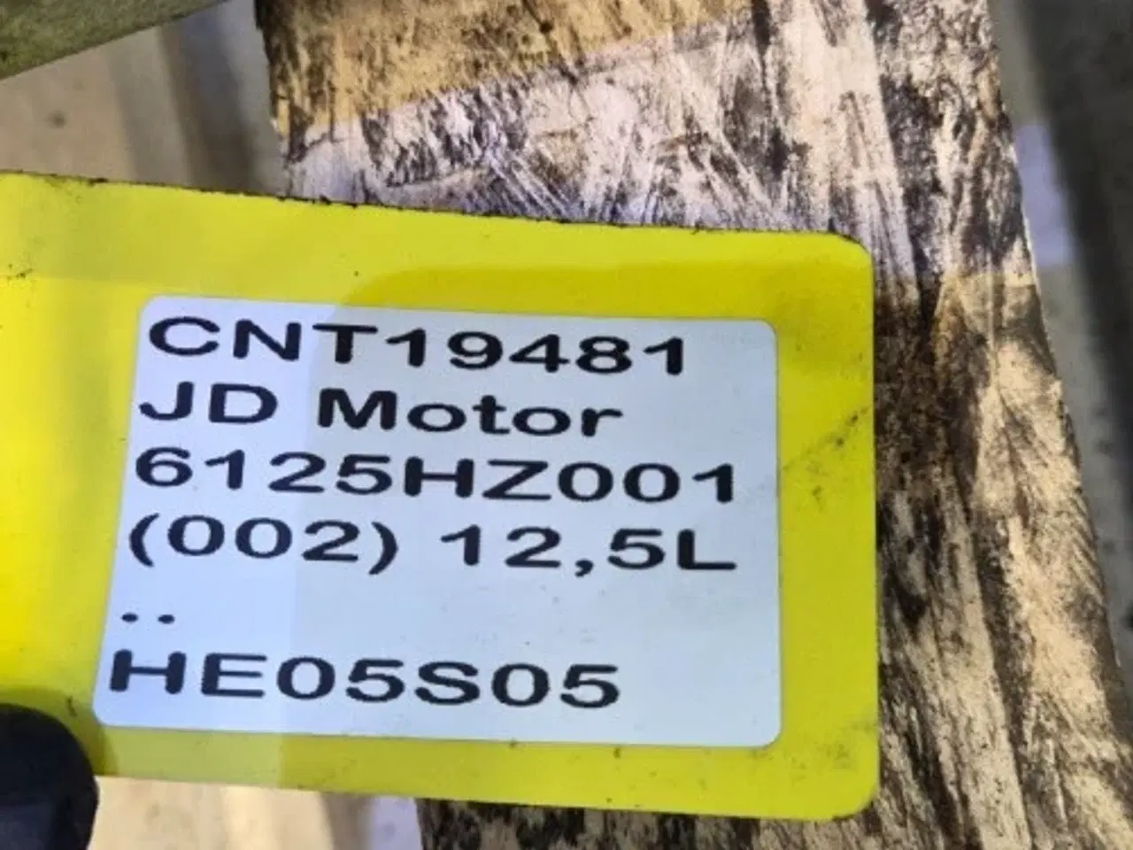 Billede 15 - John Deere 6125HZ001 Indsugningsmanifolddæksel R516998