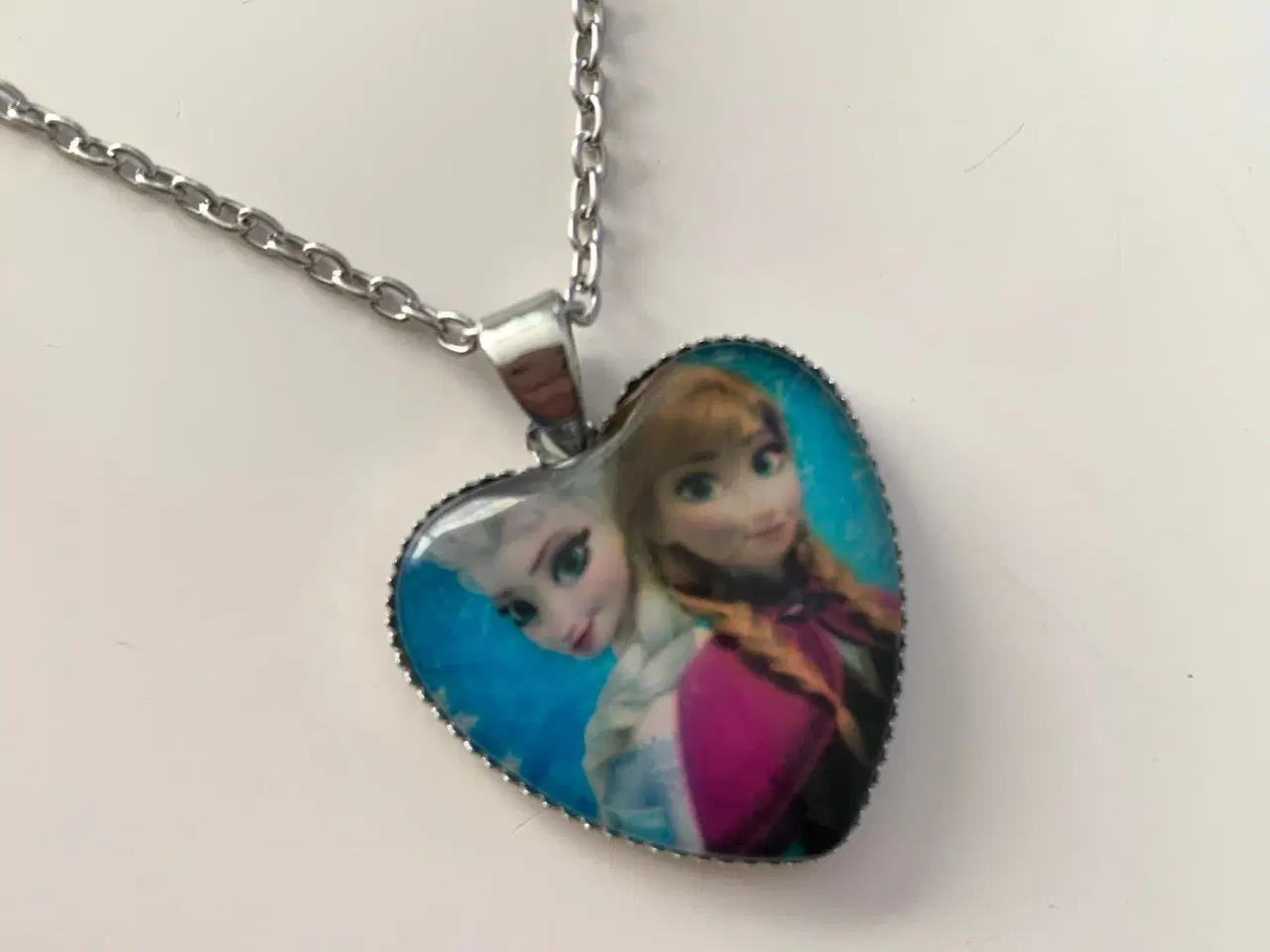 Billede 2 - Frost halskæde med Elsa og Anna hjertehalskæde 